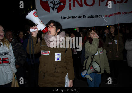 Madrid, Spanien. 15. Jan 2019. Tausende von Frauen an der Puerta del Sol, Madrids zentraler Platz, gegen die Vorschläge des Rechts zu protestieren, versammelten Linkspartei VOX mit einige Gesetze, die für die Gleichstellung von Frauen und Männern in Spanien bieten. Proteste waren den ganzen Tag in verschiedenen spanischen Städten statt unter dem Motto "Ni un paso Atrás", das bedeutet "kein Schritt zurück". Im Bild zwei junge Frauen aus der feministischen Students' Union an der Demonstration protestieren. Credit: Lora Grigorova/Alamy leben Nachrichten Stockfoto