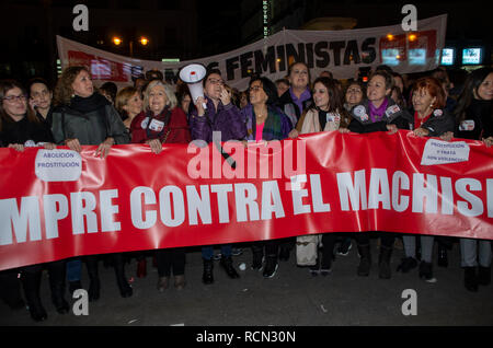 Madrid, Spanien. 15. Jan 2019. Tausende von Frauen an der Puerta del Sol, Madrids zentraler Platz, gegen die Vorschläge des Rechts zu protestieren, versammelten Linkspartei VOX mit einige Gesetze, die für die Gleichstellung von Frauen und Männern in Spanien bieten. Proteste waren den ganzen Tag in verschiedenen spanischen Städten statt unter dem Motto "Ni un paso Atrás", das bedeutet "kein Schritt zurück". Im Bild von Frauen aus der politischen Partei PSOE auf der Demonstration mit einem Plakat, das sagt "Immer gegen machism". Credit: Lora Grigorova/Alamy leben Nachrichten Stockfoto