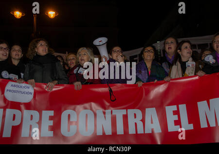 Madrid, Spanien. 15. Jan 2019. Tausende von Frauen an der Puerta del Sol, Madrids zentraler Platz, gegen die Vorschläge des Rechts zu protestieren, versammelten Linkspartei VOX mit einige Gesetze, die für die Gleichstellung von Frauen und Männern in Spanien bieten. Proteste waren den ganzen Tag in verschiedenen spanischen Städten statt unter dem Motto "Ni un paso Atrás", das bedeutet "kein Schritt zurück". Im Bild von Frauen aus der politischen Partei PSOE an der Demonstration. Credit: Lora Grigorova/Alamy leben Nachrichten Stockfoto