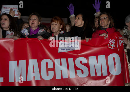 Madrid, Spanien. 15. Jan 2019. Tausende von Frauen an der Puerta del Sol, Madrids zentraler Platz, gegen die Vorschläge des Rechts zu protestieren, versammelten Linkspartei VOX mit einige Gesetze, die für die Gleichstellung von Frauen und Männern in Spanien bieten. Proteste waren den ganzen Tag in verschiedenen spanischen Städten statt unter dem Motto "Ni un paso Atrás", das bedeutet "kein Schritt zurück". Im Bild von Frauen aus der politischen Partei PSOE mit einem Plakat, das sagt "machism" protestiert. Credit: Lora Grigorova/Alamy leben Nachrichten Stockfoto