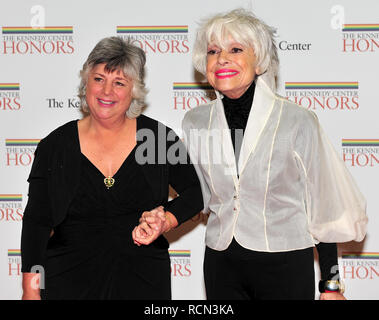 Washington, District of Columbia, USA. 4. Dez 2010. Carol Channing kommt für die formale Artist Abendessen mit einer nicht identifizierten Adjutant bei der United States State Department in Washington, DC am Samstag, 4. Dezember 2010 Credit: Ron Sachs/CNP/ZUMA Draht/Alamy leben Nachrichten Stockfoto