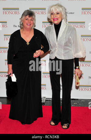 Washington, District of Columbia, USA. 4. Dez 2010. Carol Channing kommt für die formale Artist Abendessen mit einer nicht identifizierten Adjutant bei der United States State Department in Washington, DC am Samstag, 4. Dezember 2010 Credit: Ron Sachs/CNP/ZUMA Draht/Alamy leben Nachrichten Stockfoto