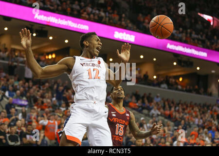 Januar 15, 2019: Virginia Cavaliers guard De' Andre Jäger (12) taucht der Ball in der ersten Hälfte des NCAA Basketball Aktion zwischen der Virginia Kavaliere und der Virginia Tech Hokies an der John Paul Jones Arena Charlottesville, VA. Jonathan Huff/CSM Stockfoto