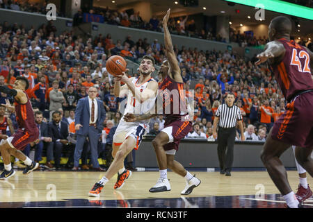 Januar 15, 2019: Virginia Cavaliers guard Ty Jerome (11) senkt die Spur während der NCAA Basketball Aktion zwischen der Virginia Kavaliere und der Virginia Tech Hokies an der John Paul Jones Arena Charlottesville, VA. Jonathan Huff/CSM Stockfoto