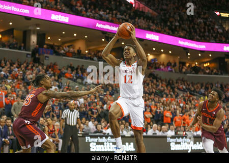 Januar 15, 2019: Virginia Cavaliers guard De' Andre Jäger (12) taucht der Ball in der ersten Hälfte des NCAA Basketball Aktion zwischen der Virginia Kavaliere und der Virginia Tech Hokies an der John Paul Jones Arena Charlottesville, VA. Jonathan Huff/CSM Stockfoto