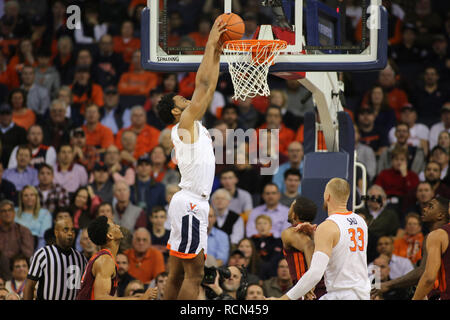 Januar 15, 2019: Virginia Cavaliers guard Braxton Taste (2) Dunks, den Ball in der zweiten Hälfte des NCAA Basketball Aktion zwischen der Virginia Kavaliere und der Virginia Tech Hokies an der John Paul Jones Arena Charlottesville, VA. Jonathan Huff/CSM Stockfoto