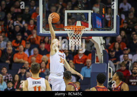 Januar 15, 2019: Virginia Cavaliers vorwärts Jay Huff (30) taucht der Ball in der zweiten Hälfte des NCAA Basketball Aktion zwischen der Virginia Kavaliere und der Virginia Tech Hokies an der John Paul Jones Arena Charlottesville, VA. Jonathan Huff/CSM Stockfoto