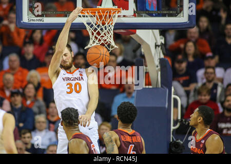 Januar 15, 2019: Virginia Cavaliers vorwärts Jay Huff (30) taucht der Ball in der zweiten Hälfte des NCAA Basketball Aktion zwischen der Virginia Kavaliere und der Virginia Tech Hokies an der John Paul Jones Arena Charlottesville, VA. Jonathan Huff/CSM Stockfoto