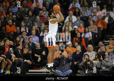 Januar 15, 2019: Virginia Cavaliers guard Braxton Taste (2) schießt drei während der NCAA Basketball Aktion zwischen der Virginia Kavaliere und der Virginia Tech Hokies an der John Paul Jones Arena Charlottesville, VA. Jonathan Huff/CSM Stockfoto