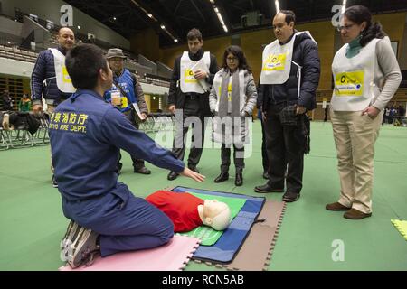 Tokio, Japan. 16 Jan, 2019. Ausländische Bevölkerung die Teilnahme an einem Erste Hilfe Kurs während der Katastrophenvorsorge Bohrer für ausländische Einwohner im GJ 2018 Komazawa Olympic Park Allgemeine Sportplatz. Über 263 Teilnehmer (einschließlich Tokyo ausländische Bewohner und der Mitglieder von Botschaften und internationalen Organisationen) wurden angewiesen, wie sie sich im Falle von Erdbeben Katastrophe zu schützen, indem die Tokyo Feuerwehr mit der Unterstützung von freiwilligen Dolmetschern in Englisch, Chinesisch, Spanisch und Französisch. Die Teilnehmer lernten, Brust Kompression, Vorschriften des Tierheim leben und erfahren. Stockfoto