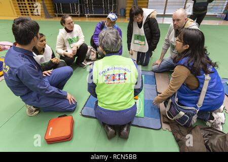 Tokio, Japan. 16 Jan, 2019. Ausländische Bevölkerung die Teilnahme an einem Erste Hilfe Kurs während der Katastrophenvorsorge Bohrer für ausländische Einwohner im GJ 2018 Komazawa Olympic Park Allgemeine Sportplatz. Über 263 Teilnehmer (einschließlich Tokyo ausländische Bewohner und der Mitglieder von Botschaften und internationalen Organisationen) wurden angewiesen, wie sie sich im Falle von Erdbeben Katastrophe zu schützen, indem die Tokyo Feuerwehr mit der Unterstützung von freiwilligen Dolmetschern in Englisch, Chinesisch, Spanisch und Französisch. Die Teilnehmer lernten, Brust Kompression, Vorschriften des Tierheim leben und erfahren. Stockfoto