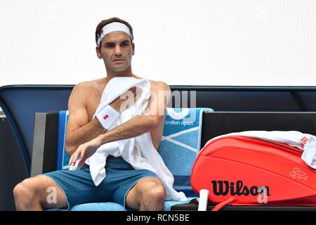 Melbourne, Australien. 16. Jan 2019. Januar 16, 2019: 3. Samen Roger Federer von der Schweiz in Aktion in der zweiten Runde gegen Daniel Evans des Vereinigten Königreichs am Tag drei der Australian Open 2019 Grand Slam Tennis Turnier in Melbourne, Australien. Federer gewann 76 76 63. Sydney Low/Cal Sport Media Credit: Cal Sport Media/Alamy leben Nachrichten Stockfoto