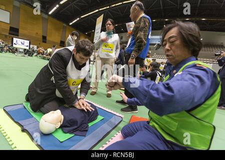 Tokio, Japan. 16 Jan, 2019. Ausländische Bevölkerung die Teilnahme an einem Erste Hilfe Kurs während der Katastrophenvorsorge Bohrer für ausländische Einwohner im GJ 2018 Komazawa Olympic Park Allgemeine Sportplatz. Über 263 Teilnehmer (einschließlich Tokyo ausländische Bewohner und der Mitglieder von Botschaften und internationalen Organisationen) wurden angewiesen, wie sie sich im Falle von Erdbeben Katastrophe zu schützen, indem die Tokyo Feuerwehr mit der Unterstützung von freiwilligen Dolmetschern in Englisch, Chinesisch, Spanisch und Französisch. Die Teilnehmer lernten, Brust Kompression, Vorschriften des Tierheim leben und erfahren. Stockfoto