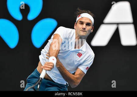 Melbourne, Australien. 16. Jan 2019. Januar 16, 2019: 3. Samen Roger Federer von der Schweiz in Aktion in der zweiten Runde gegen Daniel Evans des Vereinigten Königreichs am Tag drei der Australian Open 2019 Grand Slam Tennis Turnier in Melbourne, Australien. Federer gewann 76 76 63. Sydney Low/Cal Sport Media Credit: Cal Sport Media/Alamy leben Nachrichten Stockfoto