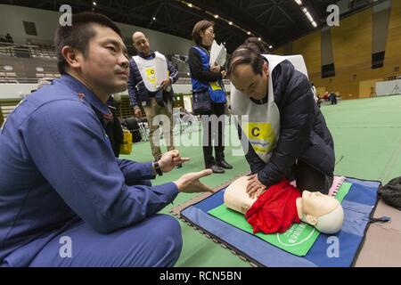 Tokio, Japan. 16 Jan, 2019. Ausländische Bevölkerung die Teilnahme an einem Erste Hilfe Kurs während der Katastrophenvorsorge Bohrer für ausländische Einwohner im GJ 2018 Komazawa Olympic Park Allgemeine Sportplatz. Über 263 Teilnehmer (einschließlich Tokyo ausländische Bewohner und der Mitglieder von Botschaften und internationalen Organisationen) wurden angewiesen, wie sie sich im Falle von Erdbeben Katastrophe zu schützen, indem die Tokyo Feuerwehr mit der Unterstützung von freiwilligen Dolmetschern in Englisch, Chinesisch, Spanisch und Französisch. Die Teilnehmer lernten, Brust Kompression, Vorschriften des Tierheim leben und erfahren. Stockfoto