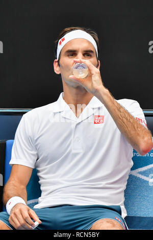 Melbourne, Australien. 16. Jan 2019. Januar 16, 2019: 3. Samen Roger Federer von der Schweiz in Aktion in der zweiten Runde gegen Daniel Evans des Vereinigten Königreichs am Tag drei der Australian Open 2019 Grand Slam Tennis Turnier in Melbourne, Australien. Federer gewann 76 76 63. Sydney Low/Cal Sport Media Credit: Cal Sport Media/Alamy leben Nachrichten Stockfoto