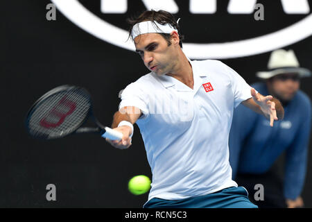 Melbourne, Australien. 16. Jan 2019. Januar 16, 2019: 3. Samen Roger Federer von der Schweiz in Aktion in der zweiten Runde gegen Daniel Evans des Vereinigten Königreichs am Tag drei der Australian Open 2019 Grand Slam Tennis Turnier in Melbourne, Australien. Federer gewann 76 76 63. Sydney Low/Cal Sport Media Credit: Cal Sport Media/Alamy leben Nachrichten Stockfoto