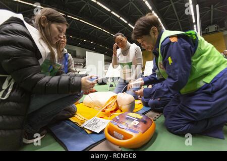 Tokio, Japan. 16 Jan, 2019. Ausländische Bevölkerung die Teilnahme an einem Erste Hilfe Kurs während der Katastrophenvorsorge Bohrer für ausländische Einwohner im GJ 2018 Komazawa Olympic Park Allgemeine Sportplatz. Über 263 Teilnehmer (einschließlich Tokyo ausländische Bewohner und der Mitglieder von Botschaften und internationalen Organisationen) wurden angewiesen, wie sie sich im Falle von Erdbeben Katastrophe zu schützen, indem die Tokyo Feuerwehr mit der Unterstützung von freiwilligen Dolmetschern in Englisch, Chinesisch, Spanisch und Französisch. Die Teilnehmer lernten, Brust Kompression, Vorschriften des Tierheim leben und erfahren. Stockfoto