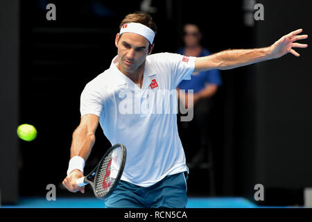 Melbourne, Australien. 16. Jan 2019. Januar 16, 2019: 3. Samen Roger Federer von der Schweiz in Aktion in der zweiten Runde gegen Daniel Evans des Vereinigten Königreichs am Tag drei der Australian Open 2019 Grand Slam Tennis Turnier in Melbourne, Australien. Federer gewann 76 76 63. Sydney Low/Cal Sport Media Credit: Cal Sport Media/Alamy leben Nachrichten Stockfoto