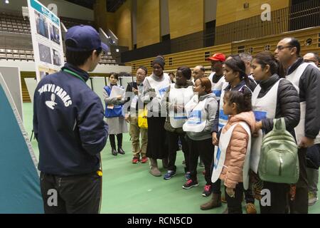 Tokio, Japan. 16 Jan, 2019. Ausländische Einwohner nehmen an der Katastrophenvorsorge Bohrer für ausländische Einwohner im GJ 2018 Komazawa Olympic Park Allgemeine Sportplatz. Über 263 Teilnehmer (einschließlich Tokyo ausländische Bewohner und der Mitglieder von Botschaften und internationalen Organisationen) wurden angewiesen, wie sie sich im Falle von Erdbeben Katastrophe zu schützen, indem die Tokyo Feuerwehr mit der Unterstützung von freiwilligen Dolmetschern in Englisch, Chinesisch, Spanisch und Französisch. Die Teilnehmer lernten, Brust Kompression, Vorschriften des Tierheim leben und erlebt das Schütteln eines schweren Erdbebens t Stockfoto