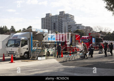 Tokio, Japan. 16 Jan, 2019. Erdbeben Simulatoren Fahrzeuge auf Anzeige während der Katastrophenvorsorge Bohrer für ausländische Einwohner im GJ 2018 Komazawa Olympic Park Allgemeine Sportplatz. Über 263 Teilnehmer (einschließlich Tokyo ausländische Bewohner und der Mitglieder von Botschaften und internationalen Organisationen) wurden angewiesen, wie sie sich im Falle von Erdbeben Katastrophe zu schützen, indem die Tokyo Feuerwehr mit der Unterstützung von freiwilligen Dolmetschern in Englisch, Chinesisch, Spanisch und Französisch. Die Teilnehmer lernten, Brust Kompression, Vorschriften des Tierheim leben und erlebt das Schütteln Stockfoto