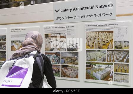 Tokio, Japan. 16 Jan, 2019. Ein ausländischer Einwohner betrachtet eine Fotoausstellung von Unterkünften für die Opfer der Großen Osten Japan Erdbeben und Kumamoto Erdbeben während der Katastrophenvorsorge Bohrer für ausländische Einwohner im GJ 2018 installiert an der Komazawa Olympic Park Allgemeine Sportplatz. Über 263 Teilnehmer (einschließlich Tokyo ausländische Bewohner und der Mitglieder von Botschaften und internationalen Organisationen) wurden angewiesen, wie sie sich im Falle von Erdbeben Katastrophe zu schützen, indem die Tokyo Feuerwehr mit der Unterstützung von freiwilligen Dolmetschern in Englisch, Chinesisch, Spanisch und Französisch Stockfoto