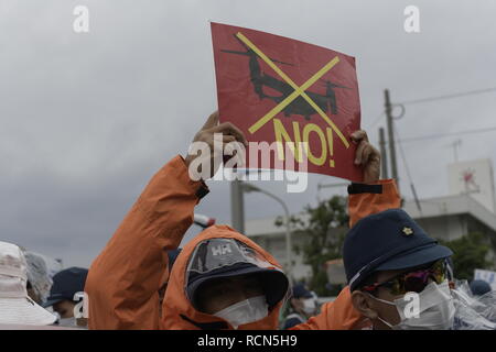 NAGO, JAPAN - Januar 16: Anti-US-Base Demonstranten Stadium eine Kundgebung vor dem Tor von Ryukyu Cement Co. Pier am Januar 16, 2019 in Awa Bezirk von Nago, Okinawa Prefecture, Japan. Demonstranten versuchen zu blockieren die Passage von Bau Fahrzeuge geladen mit Felsen, Sand und Erde durch die japanische Regierung mobilisiert für die Verlegung der Bauarbeiten des neuen US-Marines Airbase Station in Henoko zu verzögern. (Foto: Richard Atrero de Guzman/LBA) Stockfoto