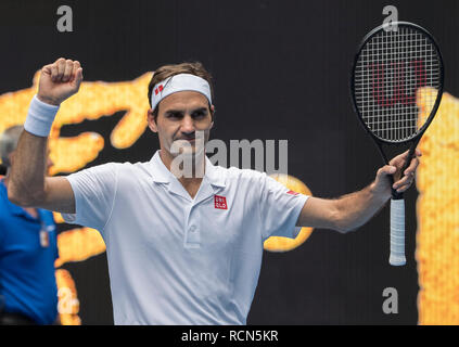 Melbourne, Australien. 16 Jan, 2019. Roger Federer von der Schweiz feiert nach der zweiten Runde der Männer gegen Daniel Evans von Großbritannien im Jahr 2019 Australian Open in Melbourne, Australien, Jan. 16, 2019. Credit: Lui Siu Wai/Xinhua/Alamy leben Nachrichten Stockfoto