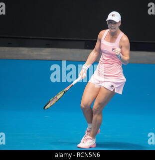 Melbourne, Australien. 16 Jan, 2019. kiki Bertens der Niederlande reagiert während der zweiten Runde der Frauen Match gegen Anastasia Pavlyuchenkova Russlands an der Australian Open 2019 in Melbourne, Australien, Jan. 16, 2019. Credit: Hu Jingchen/Xinhua/Alamy leben Nachrichten Stockfoto