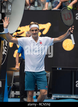 Melbourne, Australien. 16 Jan, 2019. Roger Federer von der Schweiz feiert nach der zweiten Runde der Männer gegen Daniel Evans von Großbritannien im Jahr 2019 Australian Open in Melbourne, Australien, Jan. 16, 2019. Credit: Lui Siu Wai/Xinhua/Alamy leben Nachrichten Stockfoto