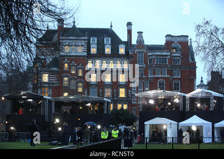 London, Großbritannien. 16. Jan 2019. Medien aus der ganzen Welt Camp auf Abingdon Grün außerhalb der Häuser des Parlaments von der historischen Brexit Abstimmung gestern abend im Parlament, wo Frau kann eine Rebellion von 118 Ihrer eigenen MPs erlitten. Credit: Nigel Bowles/Alamy leben Nachrichten Stockfoto