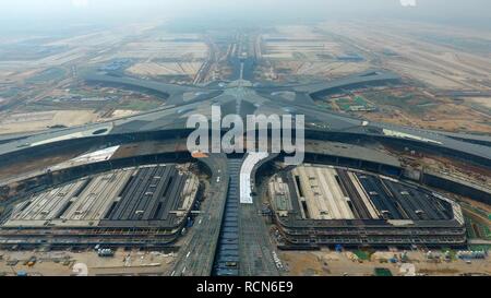 (190116) - Peking, Jan. 16, 2019 (Xinhua) - Luftaufnahme auf April 28, 2018 zeigt Mitarbeiter auf eine Überführung des Terminals des neuen Flughafens im Bau in Peking arbeiten, der Hauptstadt von China. China's Senior wirtschaftlichen Beamten am Dienstag erarbeiteten Richtlinien des Landes nachhaltig sicherzustellen und eine gesunde wirtschaftliche Entwicklung. Xu Hongcai, stellvertretender Minister im Ministerium der Finanzen, sagte, das Land Steuern und Gebühren auf einer größeren Skala schnitt dieses Jahr. Die Regierung wird die steuerliche Politik enthüllen, Klein- und Kleinstunternehmen und Vertiefung Wert zu unterstützen - ein Stockfoto