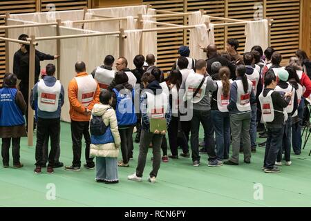 Ausländische Einwohner nehmen an der Katastrophenvorsorge Bohrer für ausländische Einwohner im GJ 2018 Komazawa Olympic Park Allgemeine Sportplatz am Januar 16, 2019, Tokio, Japan. Über 263 Teilnehmer (einschließlich Tokyo ausländische Bewohner und der Mitglieder von Botschaften und internationalen Organisationen) wurden angewiesen, wie sie sich im Falle von Erdbeben Katastrophe zu schützen, indem die Tokyo Feuerwehr mit der Unterstützung von freiwilligen Dolmetschern in Englisch, Chinesisch, Spanisch und Französisch. Die Teilnehmer lernten, Brust Kompression, Vorschriften des Tierheim leben und erlebt das Schütteln eines schweren Erdbebens t Stockfoto