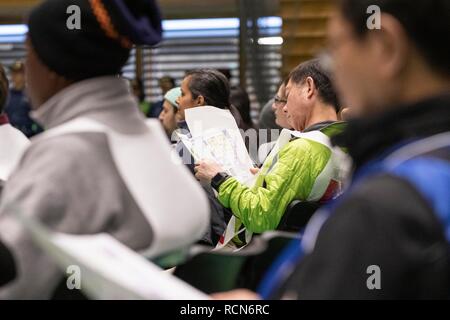 Ausländische Einwohner nehmen an der Katastrophenvorsorge Bohrer für ausländische Einwohner im GJ 2018 Komazawa Olympic Park Allgemeine Sportplatz am Januar 16, 2019, Tokio, Japan. Über 263 Teilnehmer (einschließlich Tokyo ausländische Bewohner und der Mitglieder von Botschaften und internationalen Organisationen) wurden angewiesen, wie sie sich im Falle von Erdbeben Katastrophe zu schützen, indem die Tokyo Feuerwehr mit der Unterstützung von freiwilligen Dolmetschern in Englisch, Chinesisch, Spanisch und Französisch. Die Teilnehmer lernten, Brust Kompression, Vorschriften des Tierheim leben und erlebt das Schütteln eines schweren Erdbebens t Stockfoto