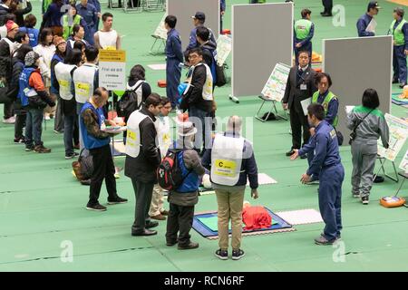 Ausländische Einwohner nehmen an der Katastrophenvorsorge Bohrer für ausländische Einwohner im GJ 2018 Komazawa Olympic Park Allgemeine Sportplatz am Januar 16, 2019, Tokio, Japan. Über 263 Teilnehmer (einschließlich Tokyo ausländische Bewohner und der Mitglieder von Botschaften und internationalen Organisationen) wurden angewiesen, wie sie sich im Falle von Erdbeben Katastrophe zu schützen, indem die Tokyo Feuerwehr mit der Unterstützung von freiwilligen Dolmetschern in Englisch, Chinesisch, Spanisch und Französisch. Die Teilnehmer lernten, Brust Kompression, Vorschriften des Tierheim leben und erlebt das Schütteln eines schweren Erdbebens t Stockfoto