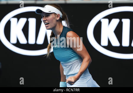 Melbourne, Australien. 16 Jan, 2018. Caroline Wozniacki aus Dänemark reagiert während der zweiten Runde Frauen singles Match gegen Johanna Larsson von Schweden bei den Australian Open in Melbourne, Australien, Jan. 16, 2018. Credit: Bai Xuefei/Xinhua/Alamy leben Nachrichten Stockfoto