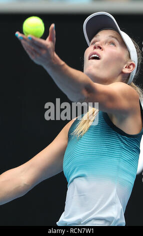 Melbourne, Australien. 16 Jan, 2018. Caroline Wozniacki aus Dänemark dient während der zweiten Runde Frauen singles Match gegen Johanna Larsson von Schweden bei den Australian Open in Melbourne, Australien, Jan. 16, 2018. Credit: Bai Xuefei/Xinhua/Alamy leben Nachrichten Stockfoto