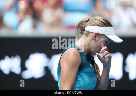 Melbourne, Australien. 16 Jan, 2018. Caroline Wozniacki aus Dänemark reagiert während der zweiten Runde Frauen singles Match gegen Johanna Larsson von Schweden bei den Australian Open in Melbourne, Australien, Jan. 16, 2018. Credit: Bai Xuefei/Xinhua/Alamy leben Nachrichten Stockfoto