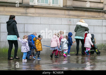 Preston, Lancashire, 16. Jan 2019. UK Wetter. Nass- und windigen Start in den Tag in der Innenstadt. Regen bewegt sich nach Osten über England mit schweren howers im Norden und Westen, Drehen zunehmend winterlich. Credit: MediaWorldImages/Alamy leben Nachrichten Stockfoto