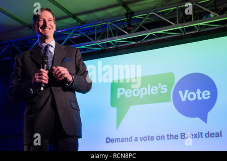 London, Großbritannien. 15. Januar, 2019. Dominic Grieve, Konservative MP für Beaconsfield, Adressen pro-EU-Aktivisten an eine Abstimmung im Parlament Platz als MPs Abstimmung im Unterhaus auf Premierminister Theresa's Mai vorgeschlagenen endgültigen Rückzug Brexit Vereinbarung. Credit: Mark Kerrison/Alamy leben Nachrichten Stockfoto