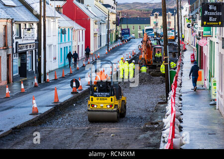 Ardara, County Donegal, Irland. 16. Januar 2019. Main Street wird zur Hälfte gesperrt, da große Baustellen in und um die Stadt fahren. Credit: Richard Wayman/Alamy leben Nachrichten Stockfoto