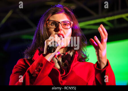 London, Großbritannien. 15. Januar, 2019. Layla Moran, Liberaldemokratischen MP für Oxford Westen und Abingdon, Adressen pro-EU-Aktivisten an eine Abstimmung im Parlament Platz als MPs Abstimmung im Unterhaus auf Premierminister Theresa's Mai vorgeschlagenen endgültigen Rückzug Brexit Vereinbarung. Credit: Mark Kerrison/Alamy leben Nachrichten Stockfoto