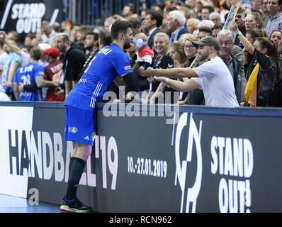 Berlin, Deutschland. 15. Januar, 2019. Frankreich Spieler Nedim Remili (5) mit seinem Kind nach dem Spiel Quelle: Mickael Chavet/Alamy leben Nachrichten Stockfoto