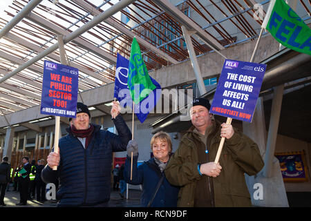 Edinburgh, Vereinigtes Königreich. 16. Januar 2019. EIS Pädagogische Institut für Schottland Union Mitglieder ausserhalb des Schottischen Parlaments, weil, wie Vorträge über Streik heute zahlt. © Richard Newton/Alamy leben Nachrichten Stockfoto