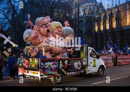 London, Großbritannien. 15. Januar, 2019. Ein Lkw mit großen Karikaturen von Nigel Farage, Michael Gove, Boris Johnson und Theresa kann an der Vorderseite des Anti-Brexit Demonstranten gegenüber Parlament am Abend der sinnvolle Abstimmung über die vorgeschlagenen endgültigen Rückzug Brexit Vereinbarung. Credit: Mark Kerrison/Alamy leben Nachrichten Stockfoto