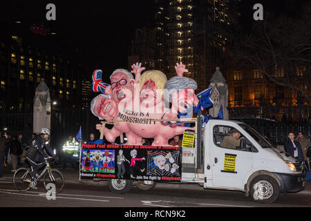 London, Großbritannien. 15. Januar, 2019. Ein Lkw mit Figuren von Nigel Farage, Michael Gove, Boris Johnson und Theresa kann an der Vorderseite des Parlaments und eine Abstimmung Rallye als MPs Abstimmung im Unterhaus auf Premierminister Theresa's Mai vorgeschlagenen endgültigen Rückzug Brexit Vereinbarung. Credit: Mark Kerrison/Alamy leben Nachrichten Stockfoto