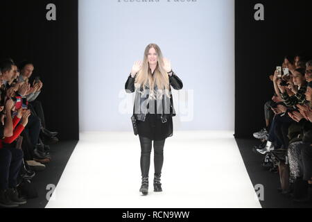 Berlin, Deutschland, 16. Januar 2019, Rebekka Ruétz auf der Mercedes-Benz Fashion Week (Mbfw) Herbst/Winter 2019 im eWerk Berlin in Berlin-Mitte. Bild: Sao Struck/Alamy leben Nachrichten Stockfoto