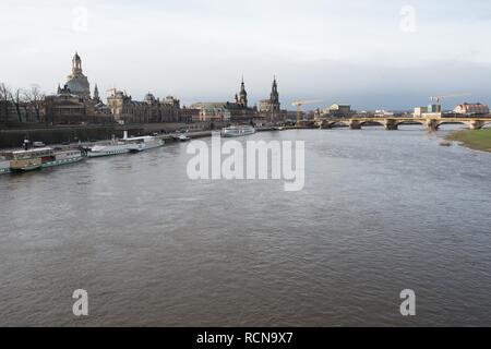 Dresden, Deutschland. 16 Jan, 2019. Die Kulisse der Dresdner Altstadt entlang der Elbe gesehen werden. Tauwetter in den Bergen und Regen haben einige Flüsse verursacht in Sachsen zu schwellen. Credit: Sebastian Kahnert/dpa-Zentralbild/ZB/dpa/Alamy leben Nachrichten Stockfoto