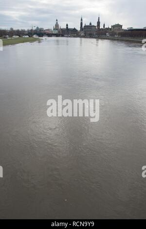 Dresden, Deutschland. 16 Jan, 2019. Die Kulisse der Dresdner Altstadt entlang der Elbe gesehen werden. Tauwetter in den Bergen und Regen haben einige Flüsse verursacht in Sachsen zu schwellen. Credit: Sebastian Kahnert/dpa-Zentralbild/ZB/dpa/Alamy leben Nachrichten Stockfoto