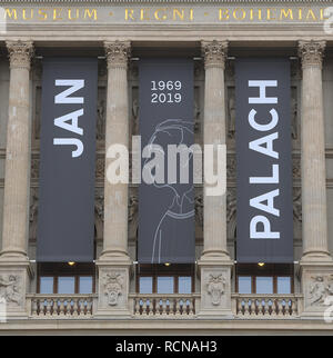 Schwarze Fahnen zum Gedenken an Ende der Student Jan Palach mit seinen Namen und seine Silhouette hängen auf dem Gebäude des Nationalen Museums in Prag, Tschechische Republik, Mittwoch, Januar 16, 2019. Palach, Studentin der Fakultät der Karls Universität der Künste, stellen Sie sich auf Feuer in Prag am 16. Januar 1969 aus Protest gegen die zunehmende Lethargie nach dem 21. August 1968 den sowjetischen Einmarsch in der Tschechoslowakei. Er starb an den schweren Verbrennungen drei Tage später, im Alter von 20 Jahren. (CTK/Ondrej Deml) Stockfoto